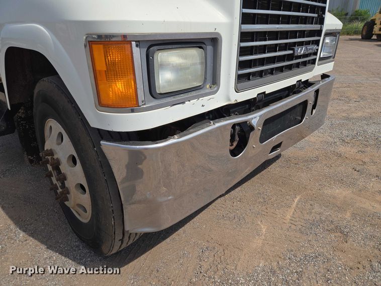 image for item EW0101 2011 Mack CHU613 semi truck