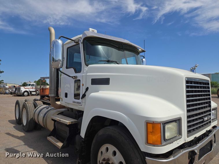 image for item EW0101 2011 Mack CHU613 semi truck