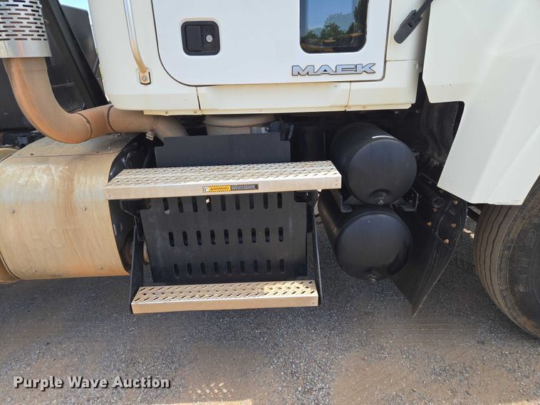 image for item EW0101 2011 Mack CHU613 semi truck