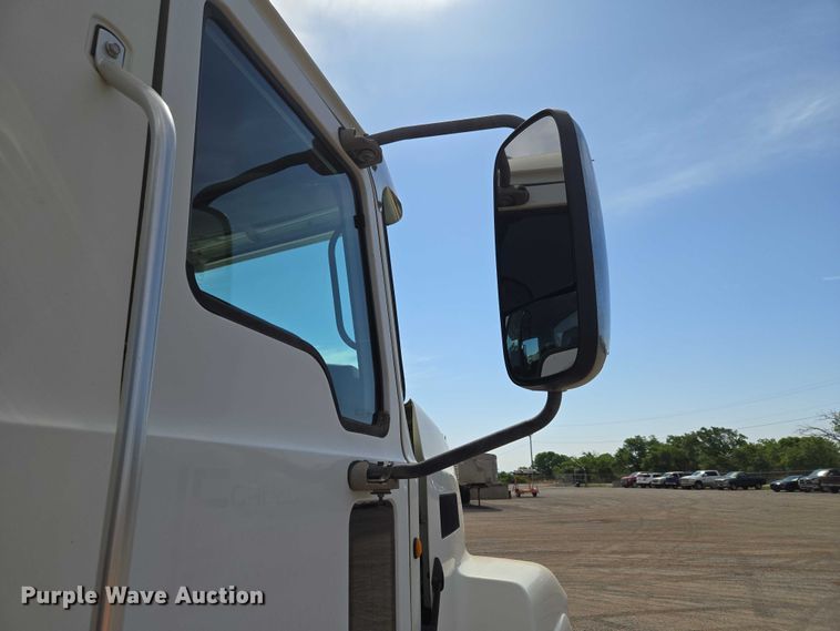 image for item EW0101 2011 Mack CHU613 semi truck