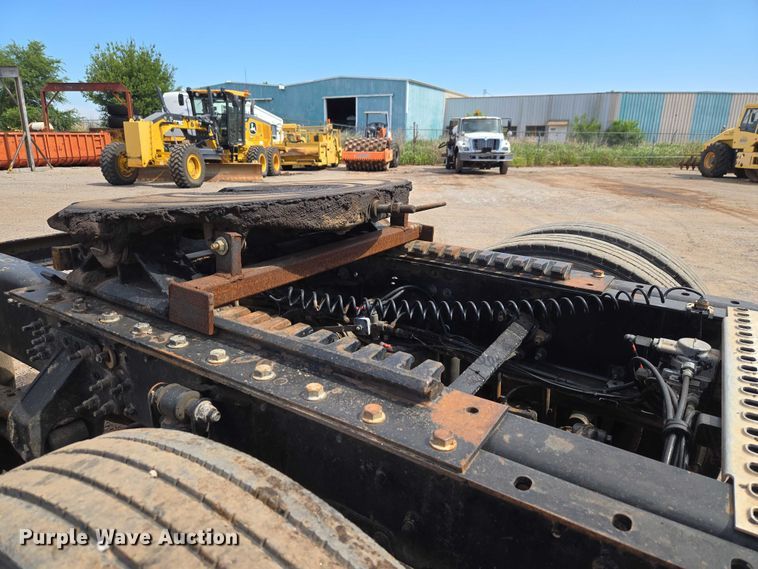 image for item EW0101 2011 Mack CHU613 semi truck