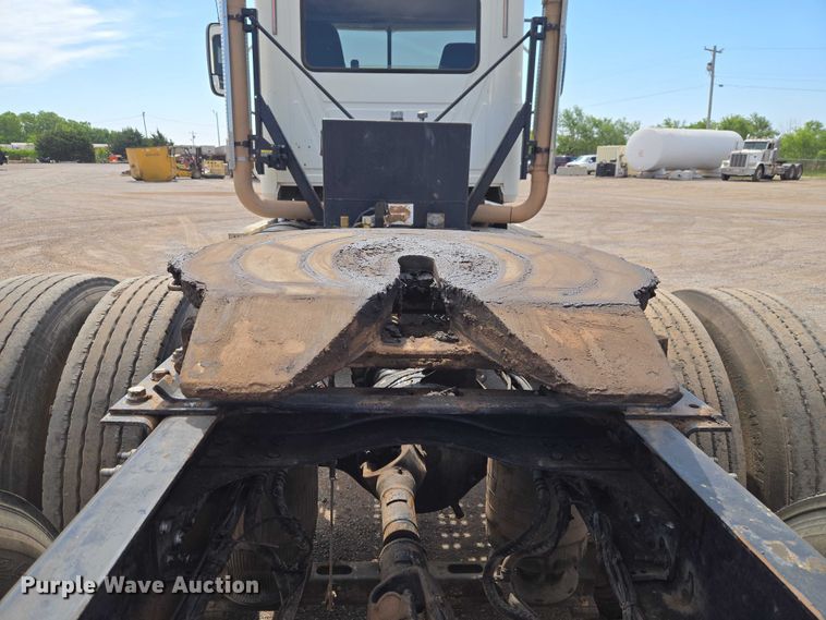image for item EW0101 2011 Mack CHU613 semi truck