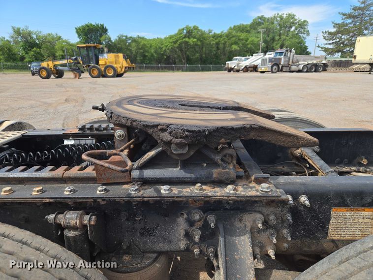 image for item EW0101 2011 Mack CHU613 semi truck