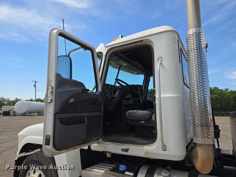 image for item EW0101 2011 Mack CHU613 semi truck