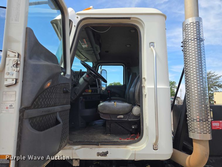 image for item EW0101 2011 Mack CHU613 semi truck