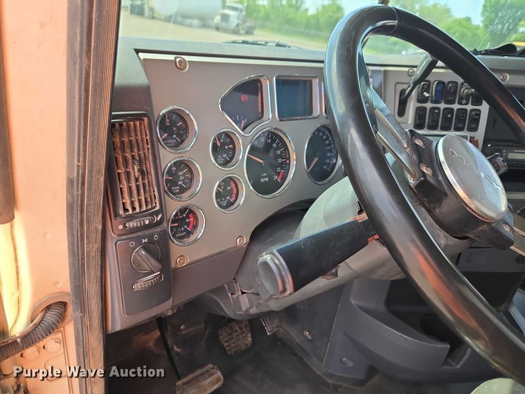 image for item EW0101 2011 Mack CHU613 semi truck