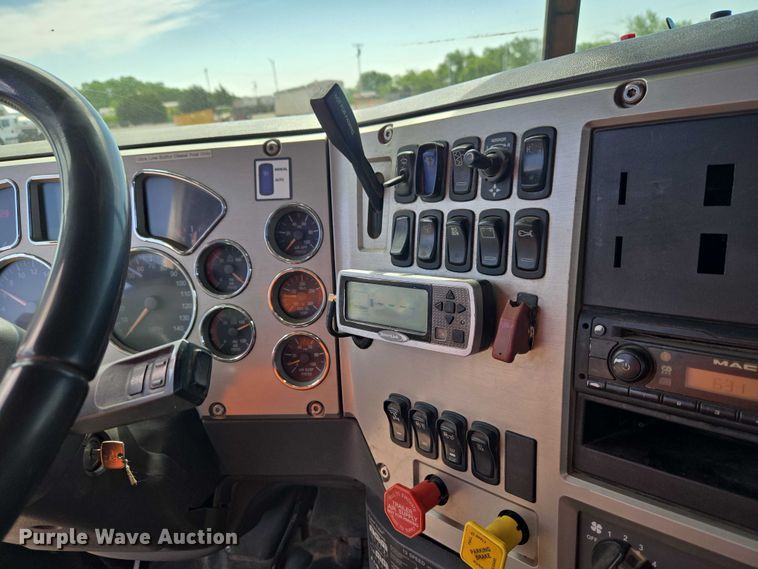 image for item EW0101 2011 Mack CHU613 semi truck