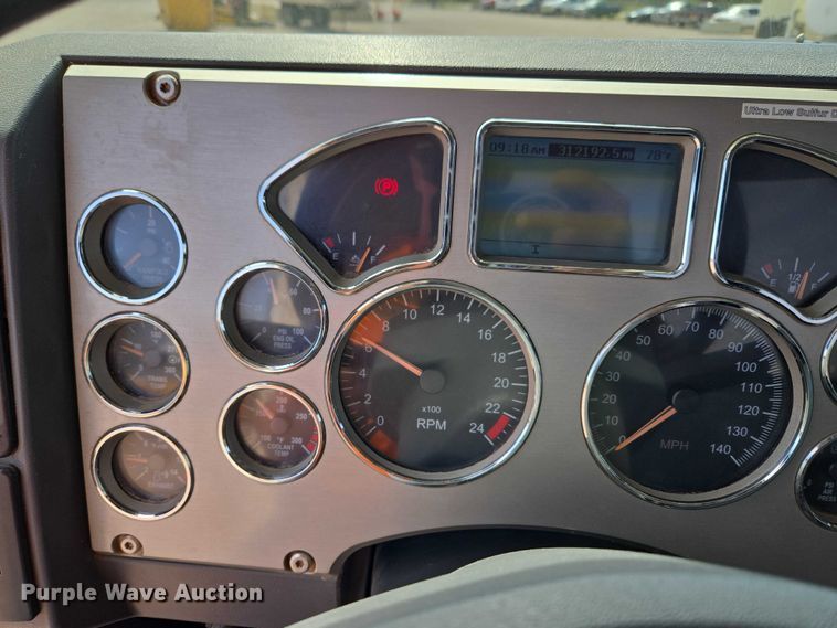 image for item EW0101 2011 Mack CHU613 semi truck