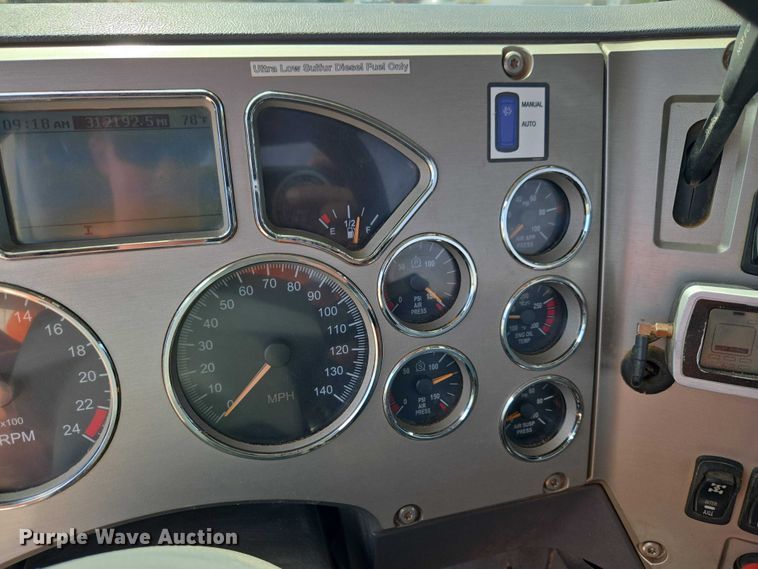 image for item EW0101 2011 Mack CHU613 semi truck