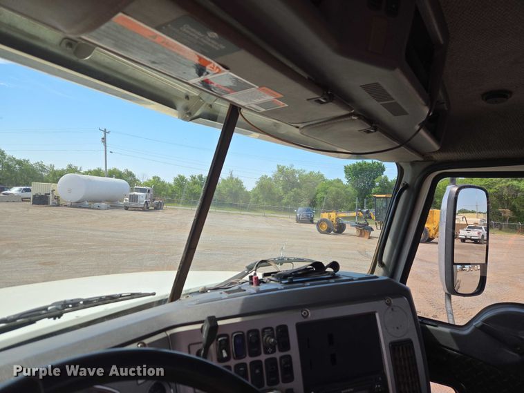 image for item EW0101 2011 Mack CHU613 semi truck