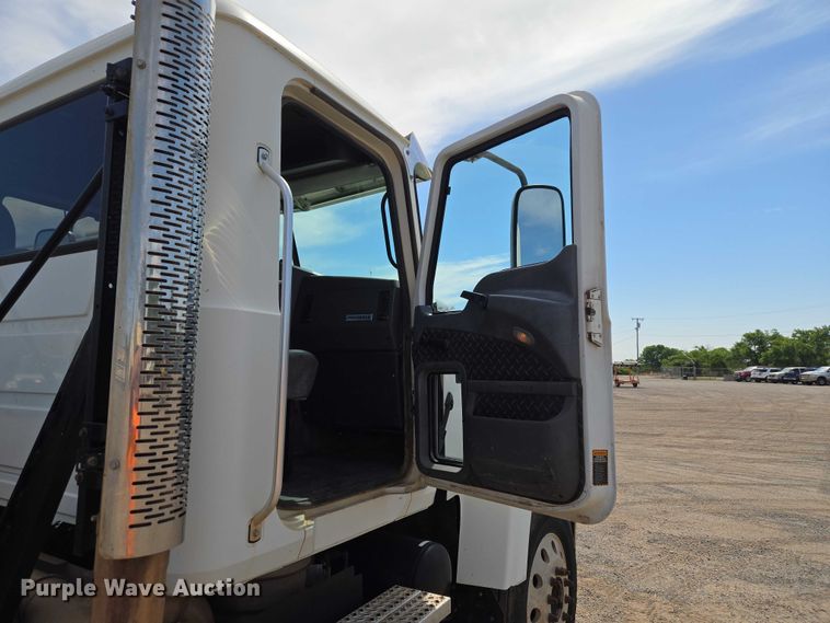 image for item EW0101 2011 Mack CHU613 semi truck