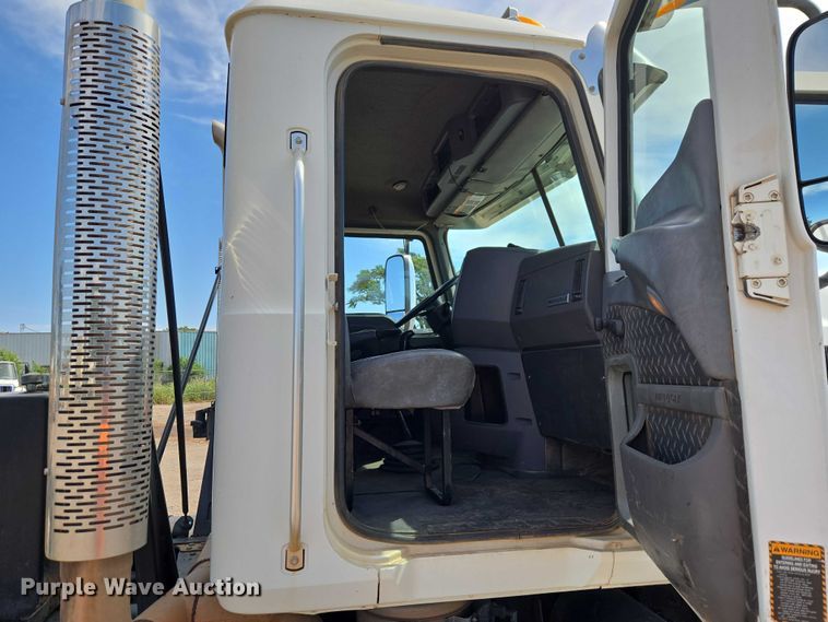 image for item EW0101 2011 Mack CHU613 semi truck