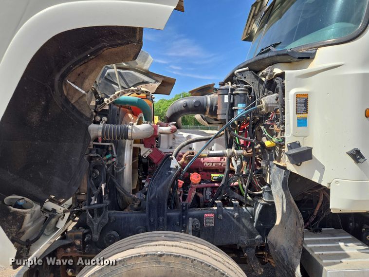 image for item EW0101 2011 Mack CHU613 semi truck