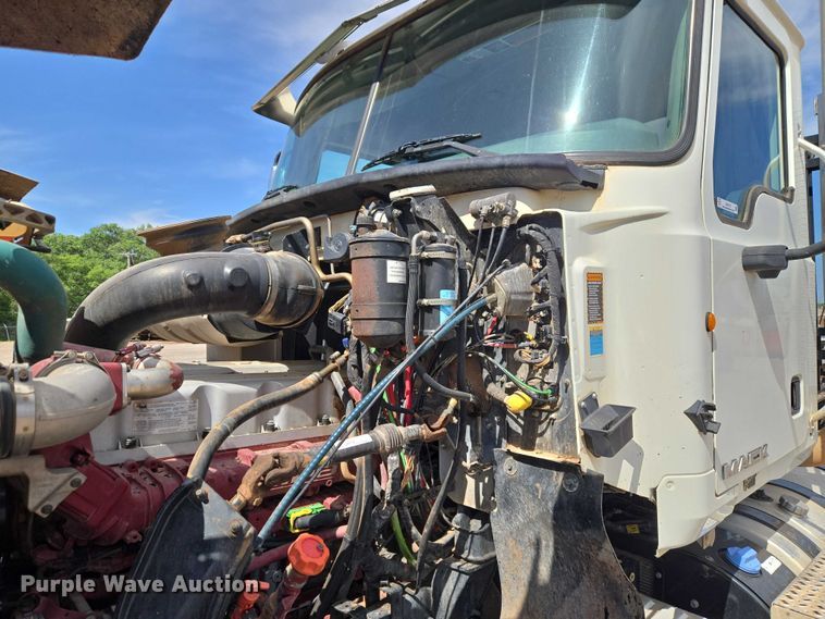 image for item EW0101 2011 Mack CHU613 semi truck