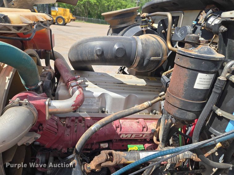image for item EW0101 2011 Mack CHU613 semi truck