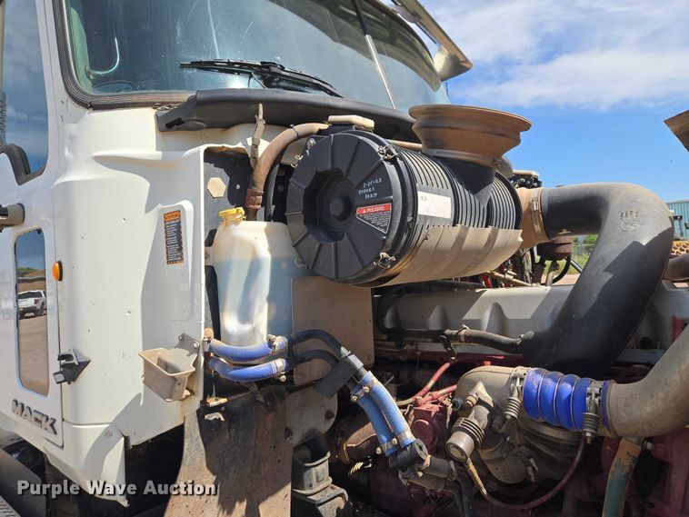 image for item EW0101 2011 Mack CHU613 semi truck