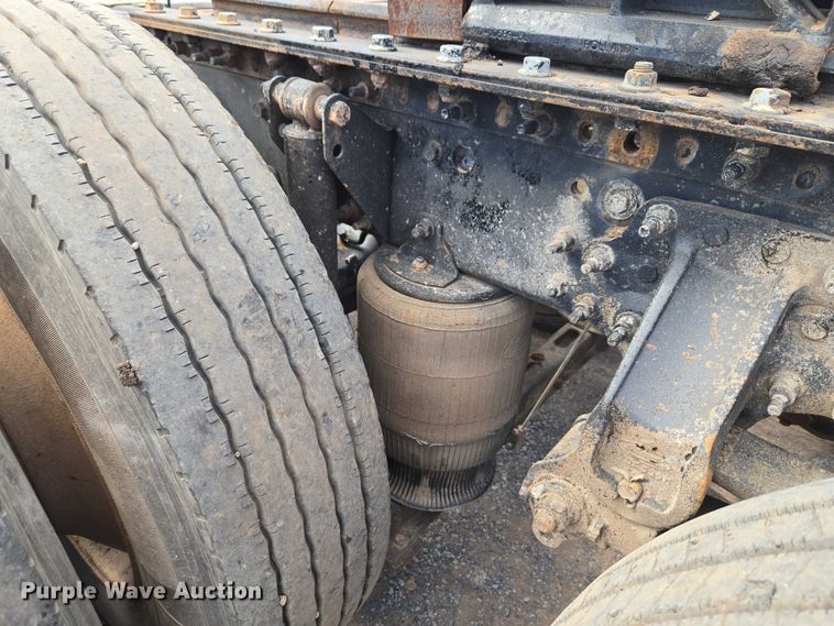 image for item EW0101 2011 Mack CHU613 semi truck