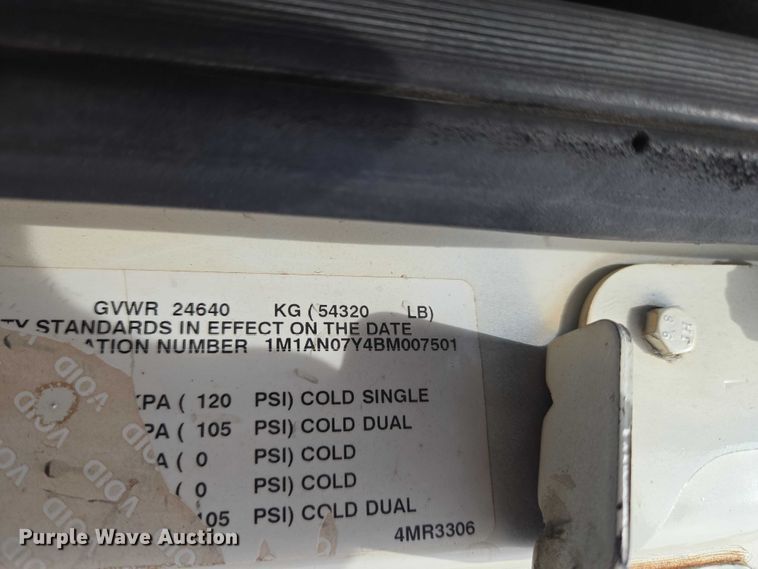 image for item EW0101 2011 Mack CHU613 semi truck