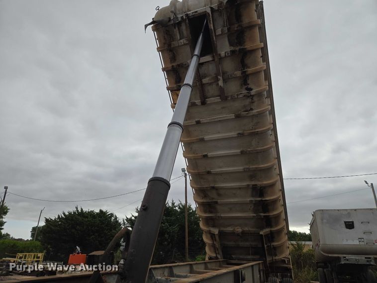 image for item EW0105 1983 Fruehauf end dump trailer
