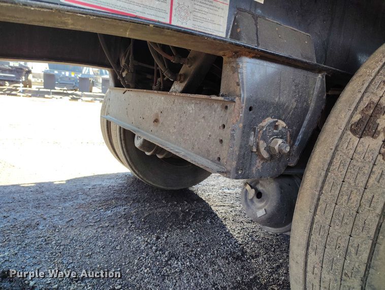 image for item EW0997 2017 Fontaine HAICF22RSA flatbed trailer