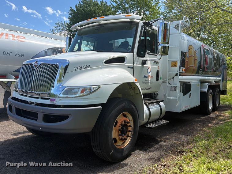 image for item EW2078 2011 International 4400 fuel truck