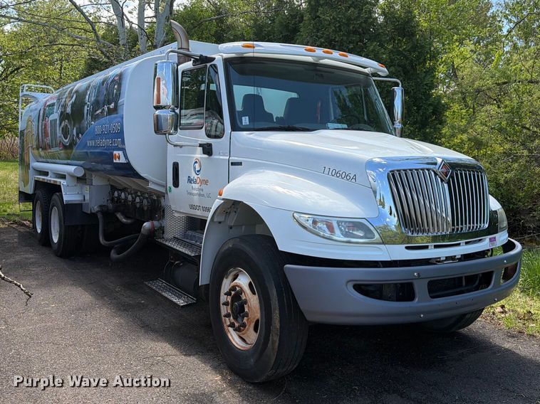 image for item EW2078 2011 International 4400 fuel truck