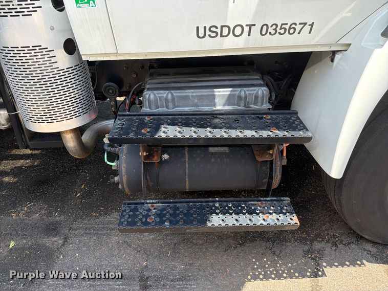 image for item EW2078 2011 International 4400 fuel truck