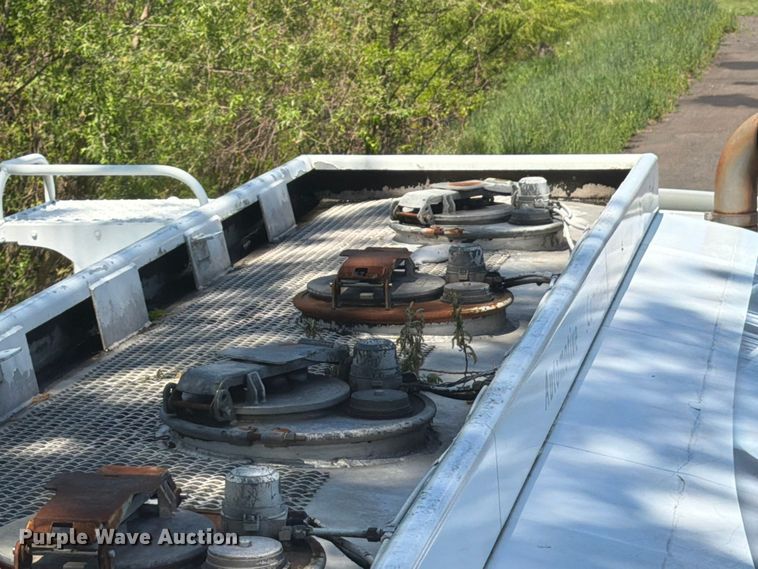 image for item EW2078 2011 International 4400 fuel truck
