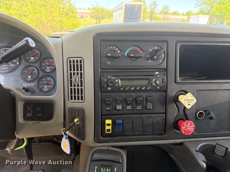 image for item EW2078 2011 International 4400 fuel truck
