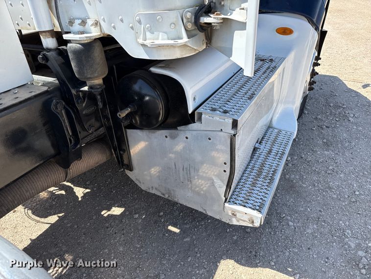 image for item EW4584 2009 Peterbilt 386 semi truck