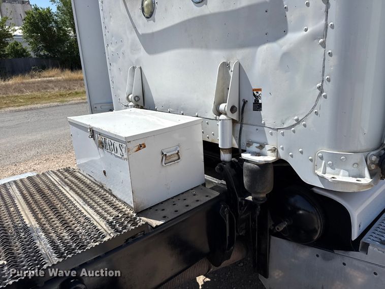 image for item EW4584 2009 Peterbilt 386 semi truck
