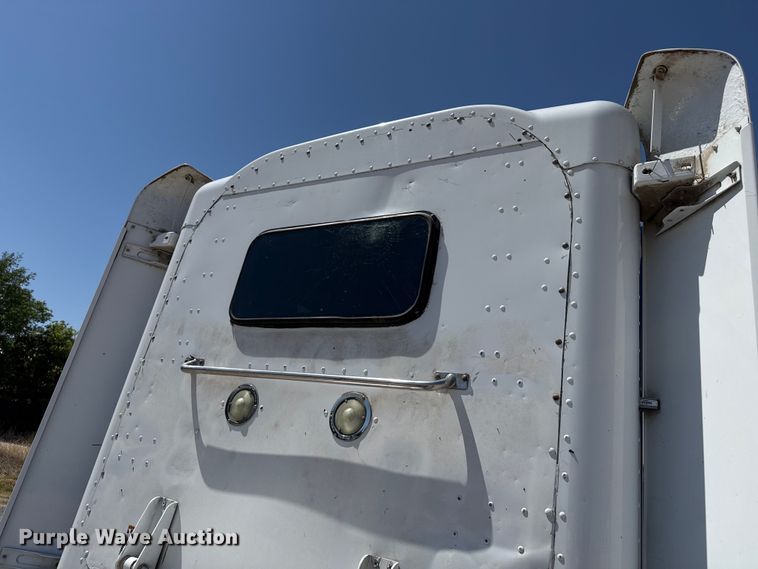 image for item EW4584 2009 Peterbilt 386 semi truck