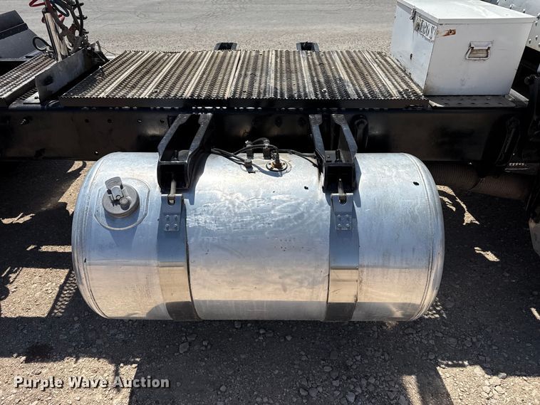 image for item EW4584 2009 Peterbilt 386 semi truck