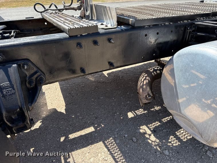 image for item EW4584 2009 Peterbilt 386 semi truck