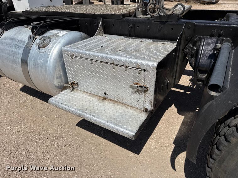 image for item EW4584 2009 Peterbilt 386 semi truck
