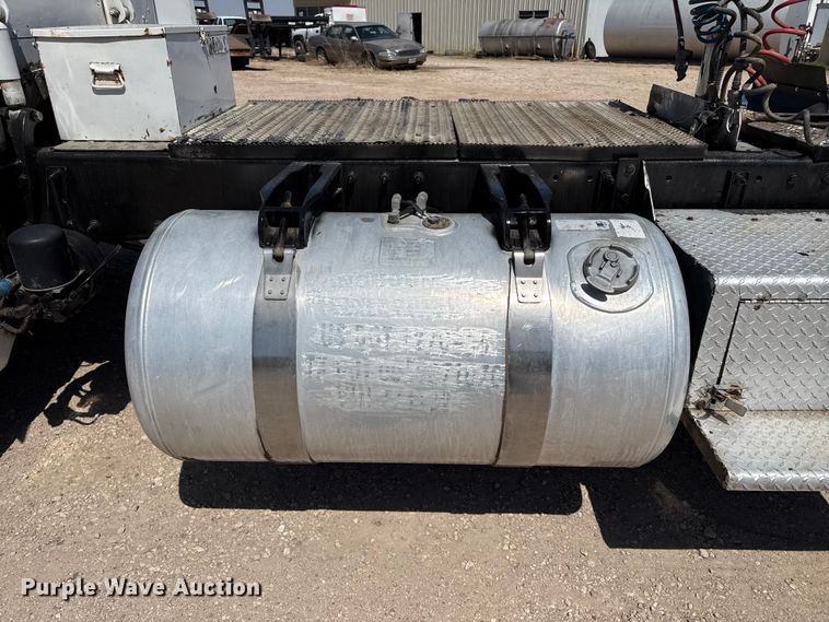image for item EW4584 2009 Peterbilt 386 semi truck