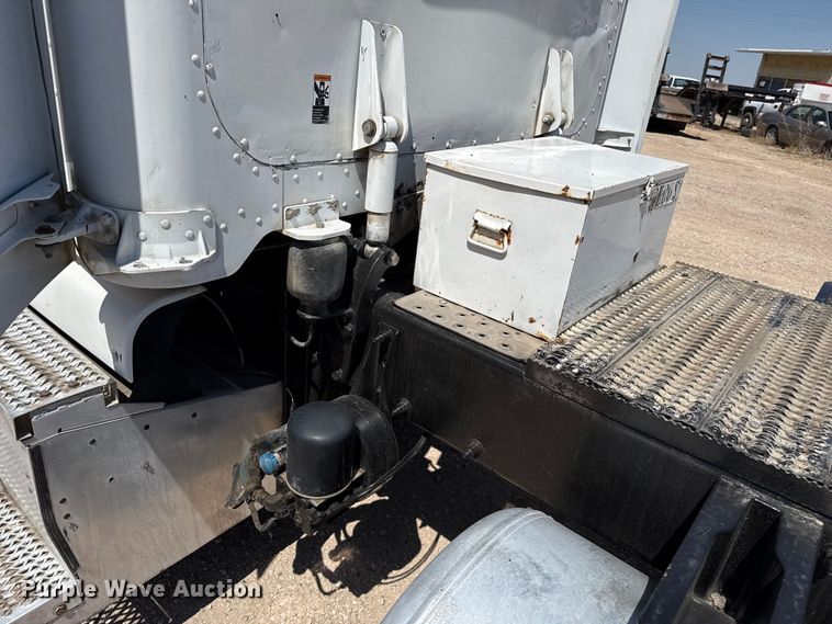 image for item EW4584 2009 Peterbilt 386 semi truck