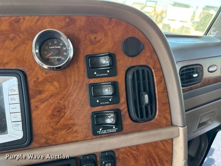 image for item EW4584 2009 Peterbilt 386 semi truck