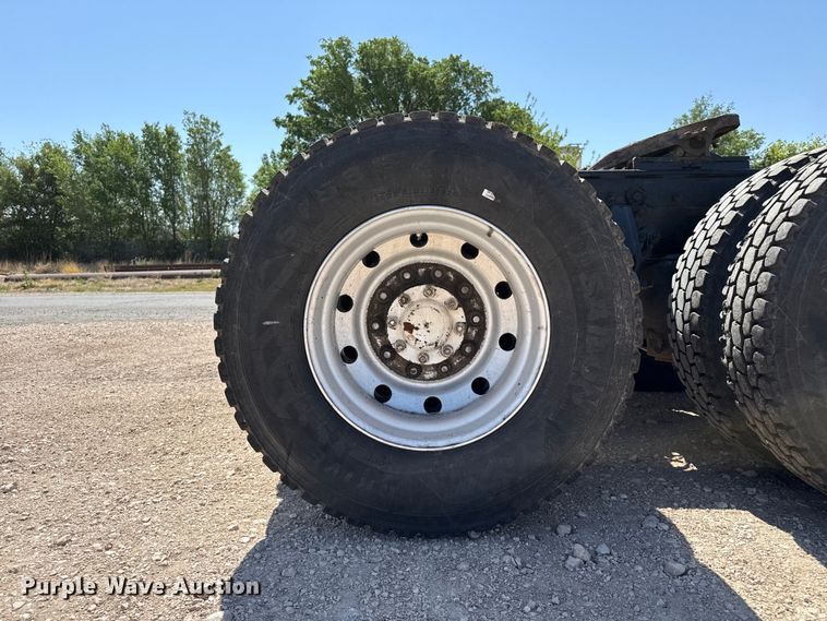 image for item EW4584 2009 Peterbilt 386 semi truck