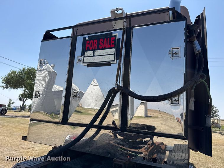 image for item FB6467 2001 Freightliner Columbia semi truck