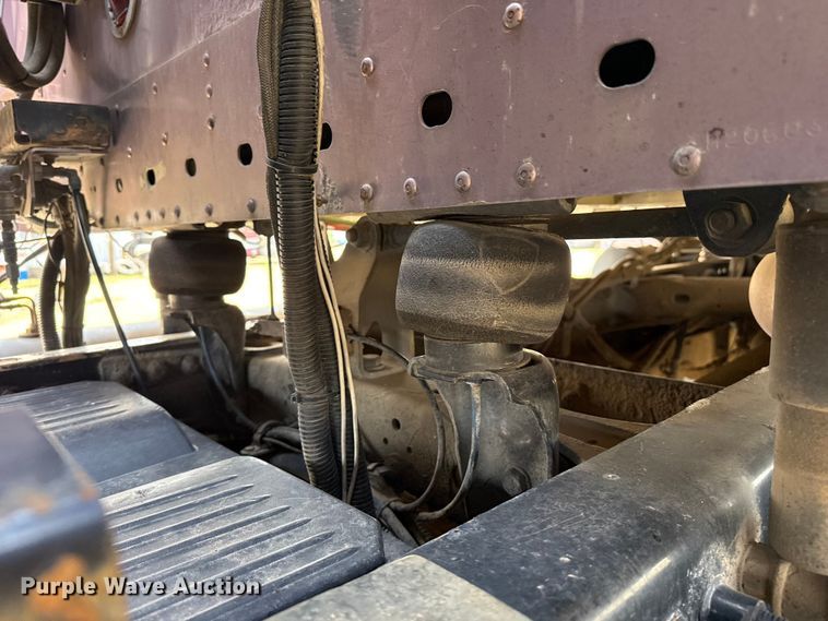image for item FB6467 2001 Freightliner Columbia semi truck