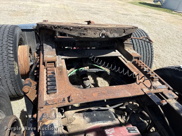 image for item FB6467 2001 Freightliner Columbia semi truck