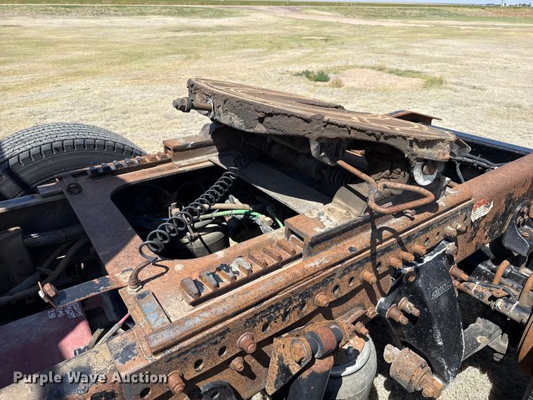 image for item FB6467 2001 Freightliner Columbia semi truck