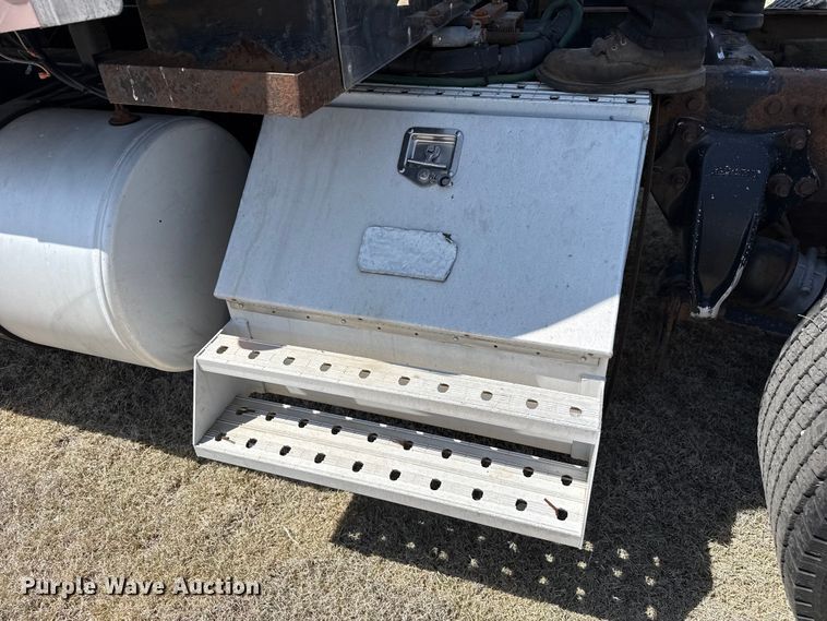 image for item FB6467 2001 Freightliner Columbia semi truck