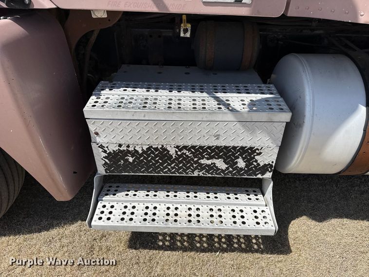 image for item FB6467 2001 Freightliner Columbia semi truck