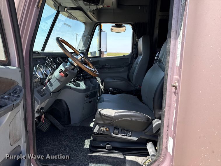 image for item FB6467 2001 Freightliner Columbia semi truck