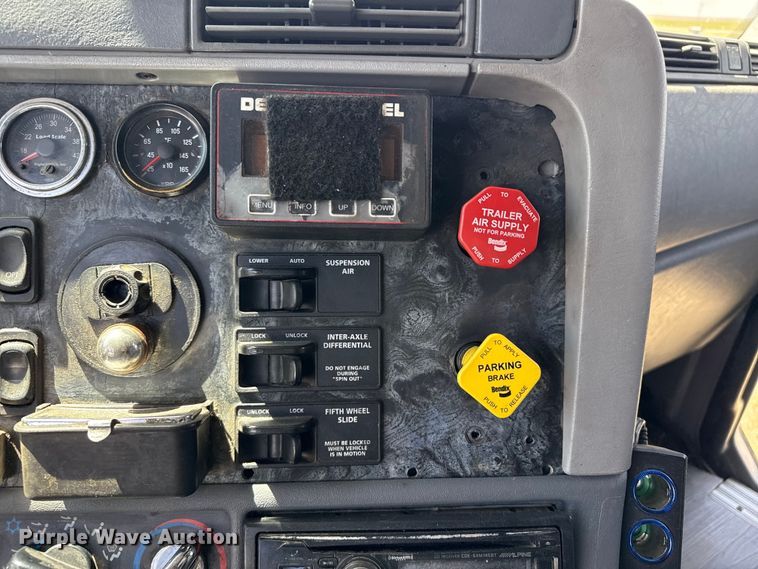 image for item FB6467 2001 Freightliner Columbia semi truck