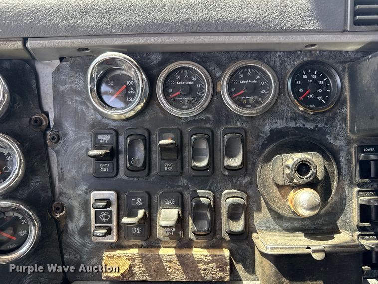 image for item FB6467 2001 Freightliner Columbia semi truck
