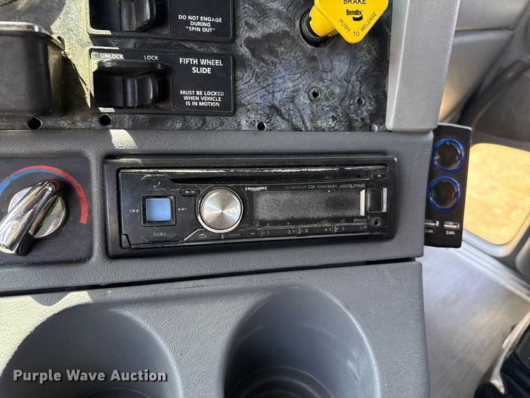 image for item FB6467 2001 Freightliner Columbia semi truck