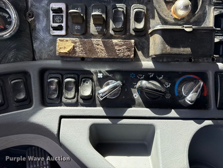 image for item FB6467 2001 Freightliner Columbia semi truck